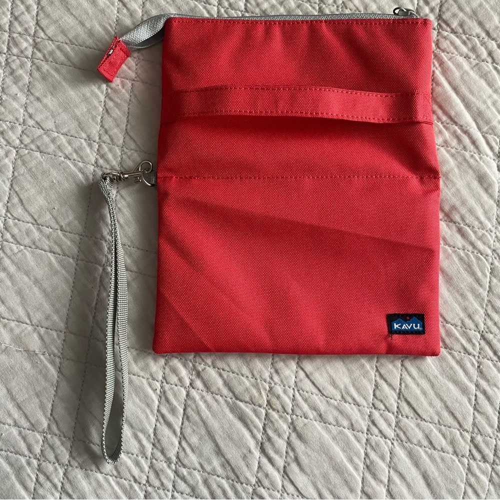 KAVU Clutch-n-Go Purse Strawberry Wrist Wallet - Picture 6 of 6
